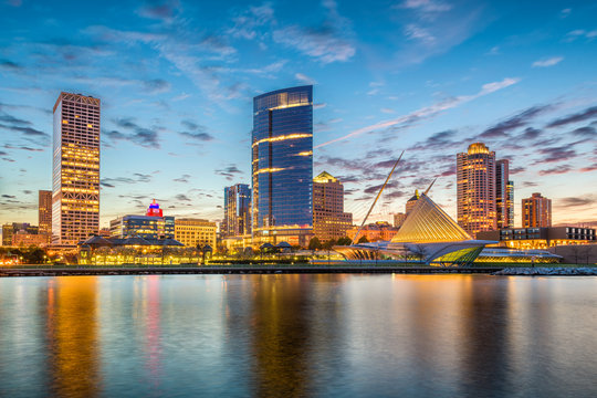 Milwaukee skyline at dusk with the Milwaukee Art Museum and city lights reflected in the water